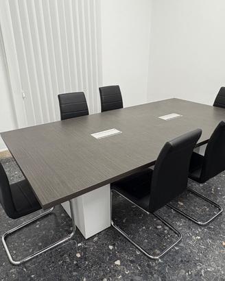 Tavolo e sedie riunione