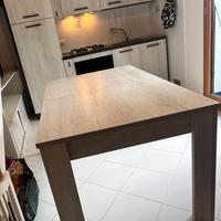 Cucina con elettrodomestici