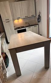 Cucina con elettrodomestici