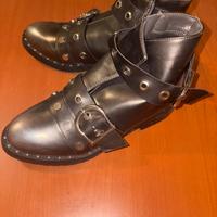 Stivaletti neri stile rock con fibbie e borchie