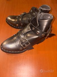 Stivaletti neri stile rock con fibbie e borchie