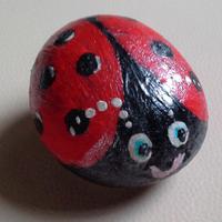 Coccinella portafortuna dipinta su sasso di mare