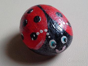 Coccinella portafortuna dipinta su sasso di mare