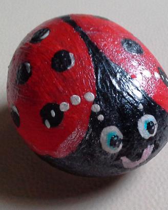 Coccinella portafortuna dipinta su sasso di mare