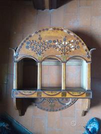 Piattaia pensile antica in legno dipinto. 