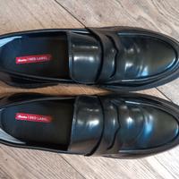 Scarpe tipo mocassino in pelle nera.