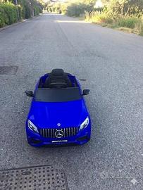 Macchina elettrica per bambini di colore blu.
