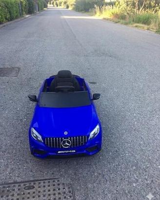 Macchina elettrica per bambini di colore blu.