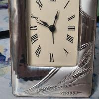 Orologio con cornice in parte argentata