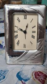 Orologio con cornice in parte argentata