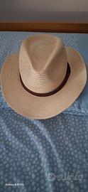 Cappello di paglia naturale intrecciata