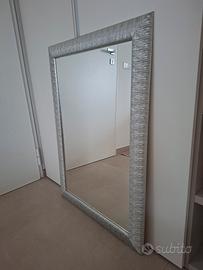 Specchio con cornice color argento