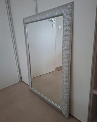 Specchio con cornice color argento