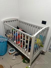 Lettino per bambini in legno bianco con sponde e r