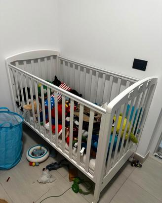 Lettino per bambini in legno bianco con sponde e r