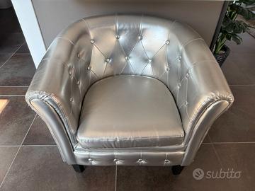 Poltroncina barrel ecopelle argento capitonné