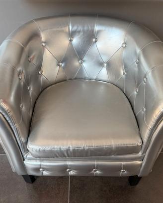 Poltroncina barrel ecopelle argento capitonné