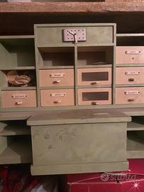 Antica credenza giocattolo