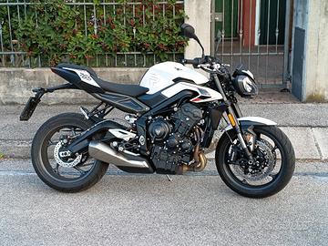 Triumph 765 r 