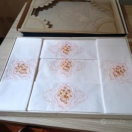 Lenzuola matrimoniali ricamate rosa e bianche