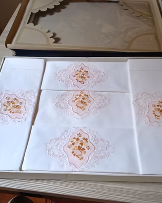 Lenzuola matrimoniali ricamate rosa e bianche