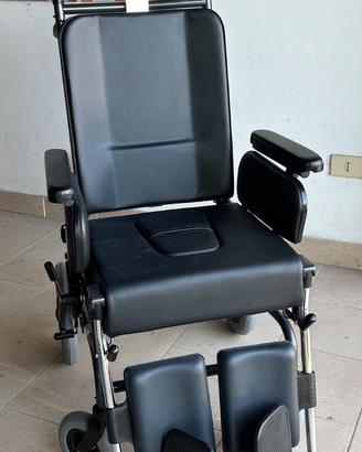 Carrozzina ausilio per invalidi