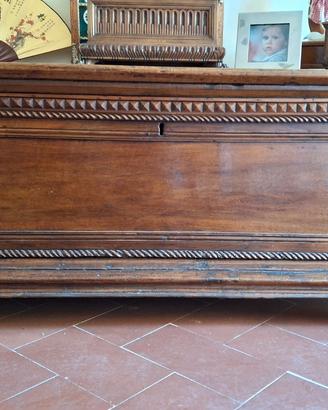 Cassapanca in noce del '700