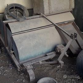 Scopatrice con vano di raccolta,  pulizia terreni.