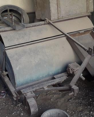 Scopatrice con vano di raccolta,  pulizia terreni.