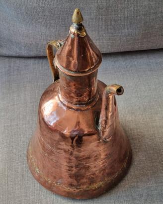 Caraffa rustica di rame