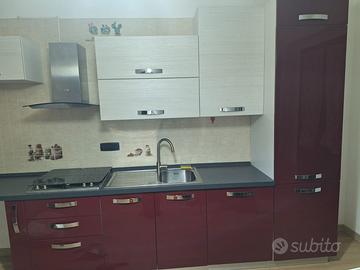 Cucina completa con elettrodomestici
