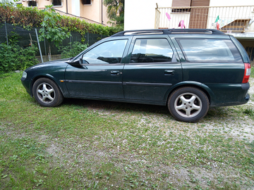 Auto Opel Vectra 1.6 Benzina