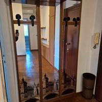 Specchio appendiabiti in legno 