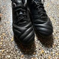 scarpe di calcio con calzini