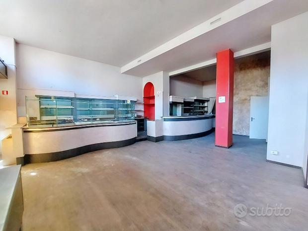 Locale commerciale con magazzino in zona centrale