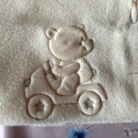 Copertina culla ricamata con orsetti