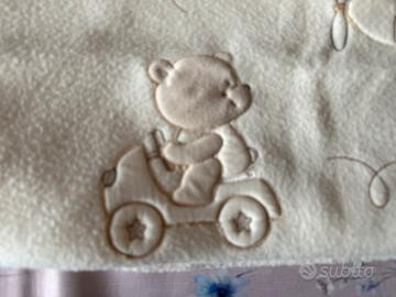 Copertina culla ricamata con orsetti