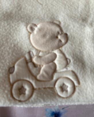 Copertina culla ricamata con orsetti