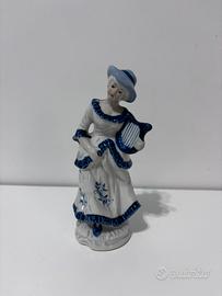 Donna in porcellana con strumento