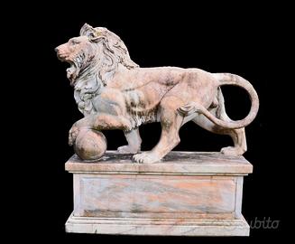 COPPIA DI STATUE DI LEONI IN MARMO ROSA ANTICHI
