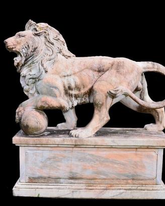 COPPIA DI STATUE DI LEONI IN MARMO ROSA ANTICHI