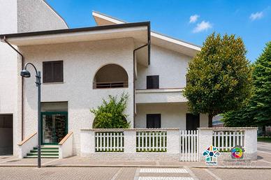 Villa di 310 m² con 3 locali e box auto a Pregnana