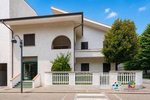 Villa di 310 m² con 3 locali e box auto a Pregnana