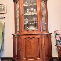 Vetrina / credenza classica in legno con vetri