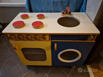 Cucina giocattolo in legno