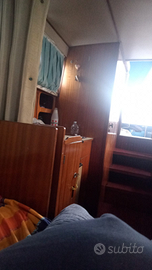 Barca a motore in linea d'asse