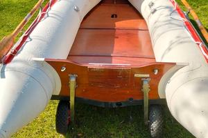 Gommone con chiglia in legno