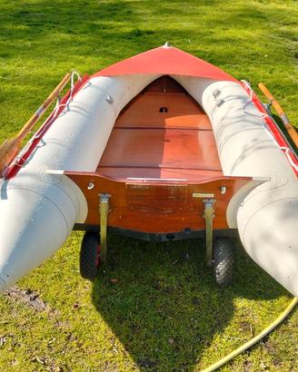 Gommone con chiglia in legno