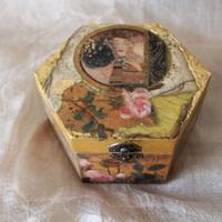 Scatola in legno decorata con tecnica decoupage