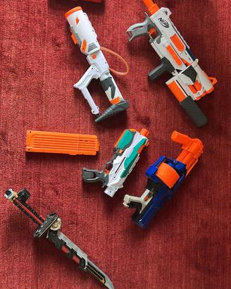Lotto Pistole Nerf Blaster + Spada + Caricatore -